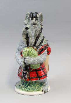 Figuren-Bierkrug Schnauzer mit Dudelsack
