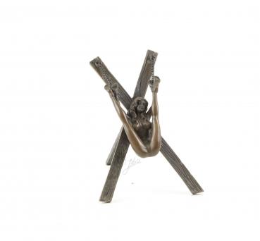 Bronze erotische Nackte am Kreuz