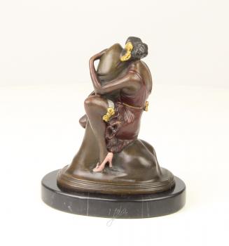 Bronze Skulptur Frau umarmt Phallus