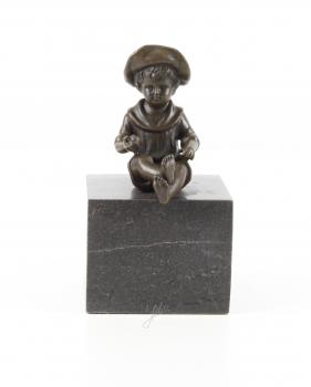 Bronze Skulptur kleiner Junge sitzend