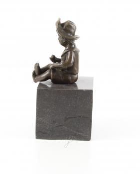 Bronze Skulptur kleiner Junge sitzend