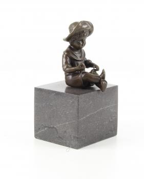 Bronze Skulptur kleiner Junge sitzend