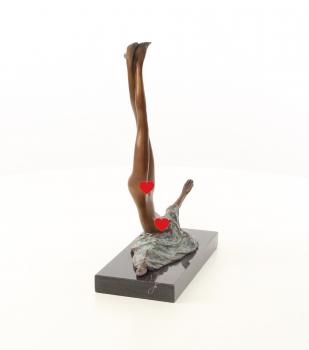 Bronze Skulptur Turner Akt "Tarnung"