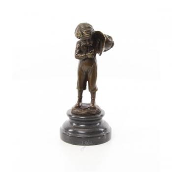 Bronze Skulptur Junge zündet Zigarette an