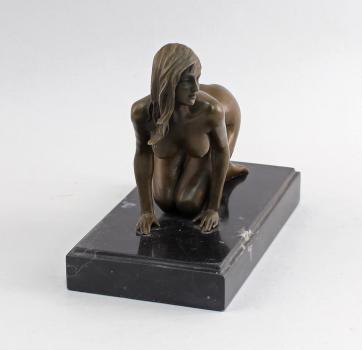 Bronze Figur Nackte knieend