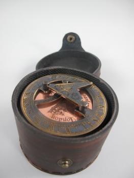 Kompass Messing brüniert Lederbox