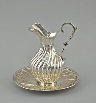 Silbernes Kännchen mit Teller