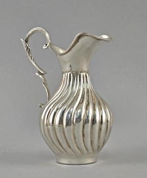 Silbernes Kännchen mit Teller