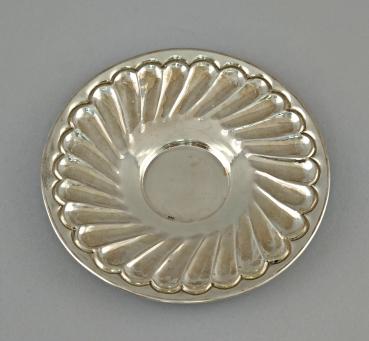 Silbernes Kännchen mit Teller