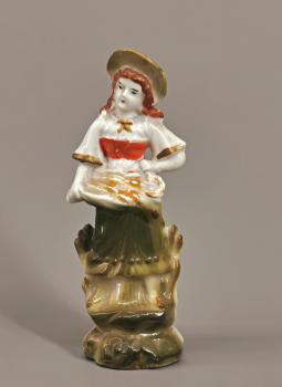 Nippes-Figur Thüringen Bäuerin mit Korn und Sichel