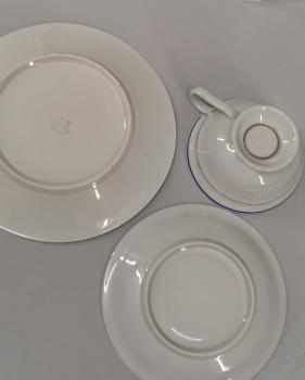 Porzellan Vitrinen-Tasse handgemalt Art déco Sammeltasse