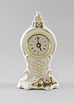 Uhr mit Blüten-Belag