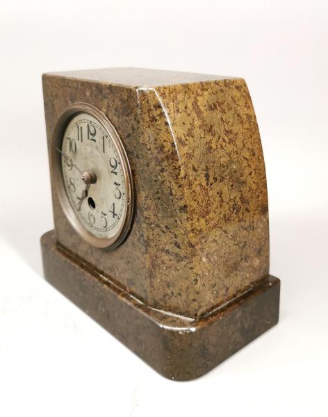 Kamin-Uhr mit Serpentin-Gehäuse