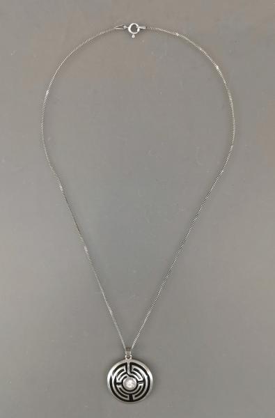 schwarz-weißer Anhänger an Silber- Kette