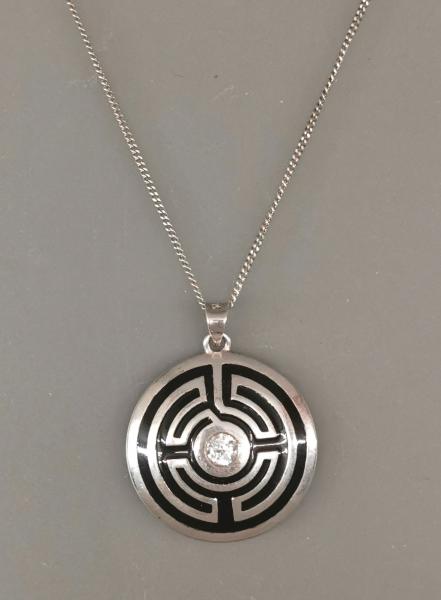 schwarz-weißer Anhänger an Silber- Kette