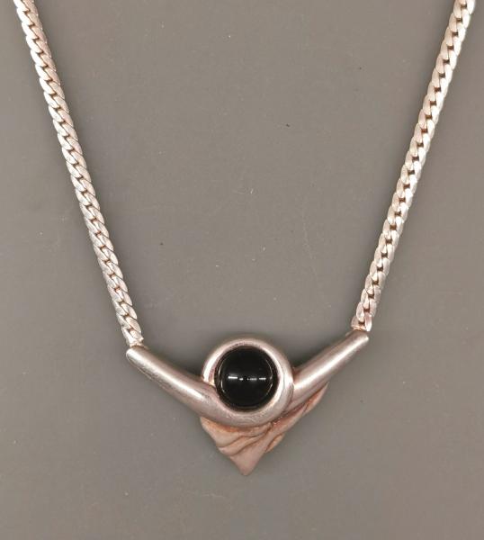Collier mit schwarzem Stein