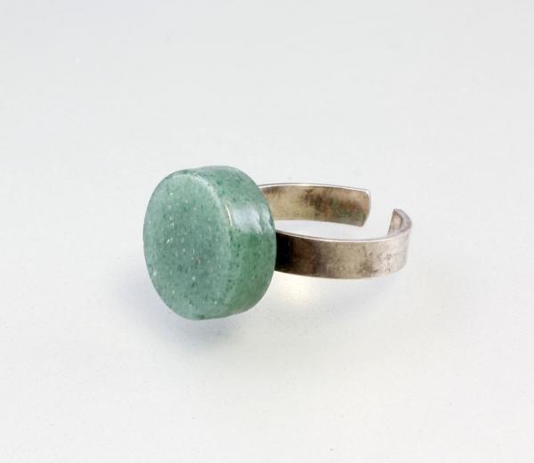 Silberring mit grünem Stein.