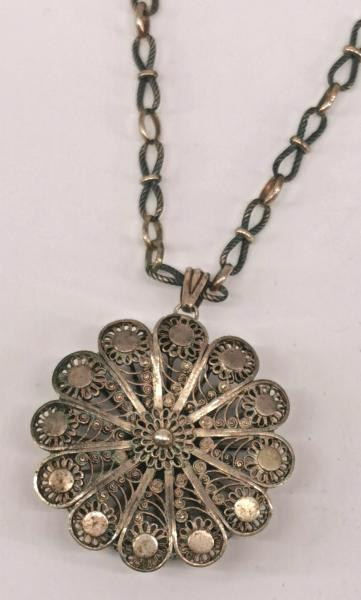 Filigran-Anhänger an Sterling-Silber-Kette