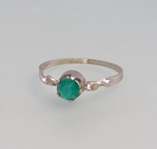Ring mit grünem Stein