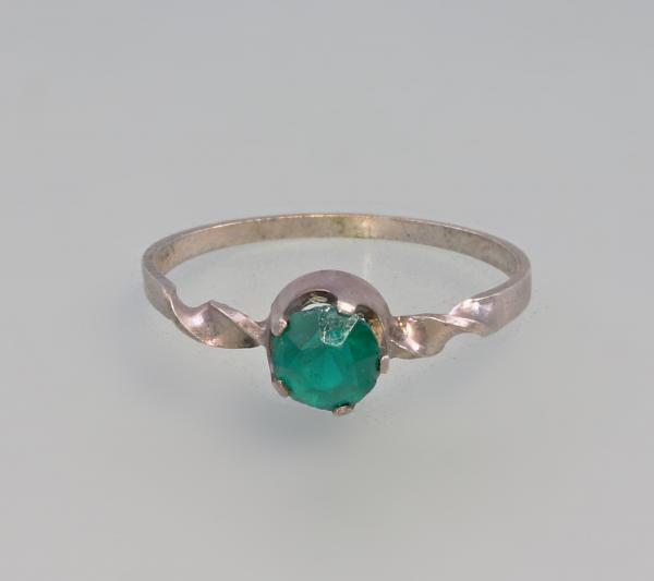 Ring mit grünem Stein