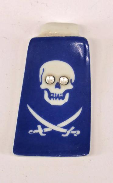 Porzellan Anhänger Kämmer Totenkopf Pirat