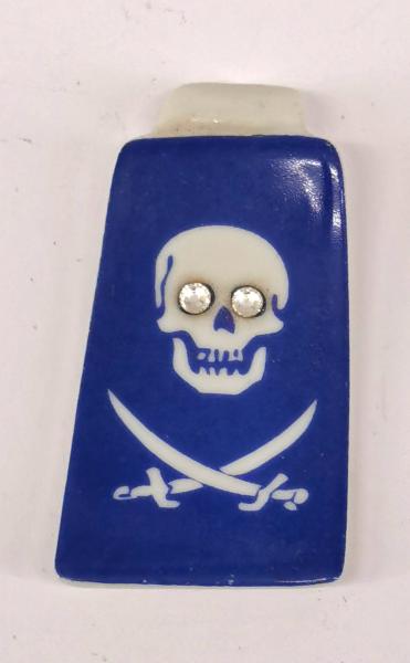 Porzellan Anhänger Kämmer Totenkopf Pirat