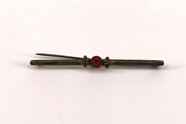 Stab-Brosche mit rotem Stein