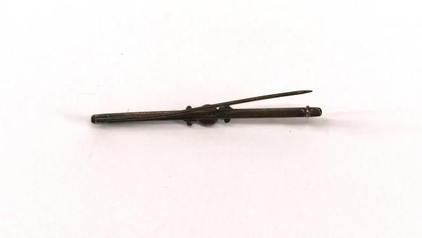 Stab-Brosche mit rotem Stein