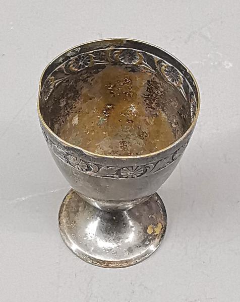 Versilberter Becher