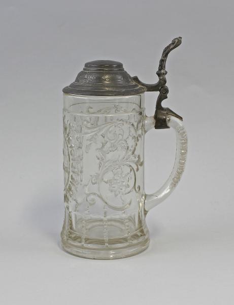 Glas-Bierkrug mit Zinndeckel