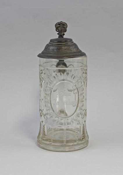 Glas-Bierkrug mit Zinndeckel