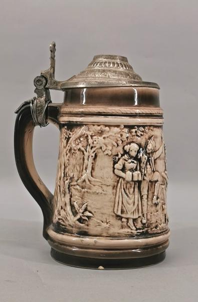 Reliefkrug Trinkszene
