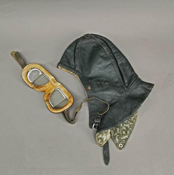 Oldtimer Motorradhaube und -Brille