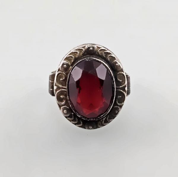 Ring mit rotem Stein