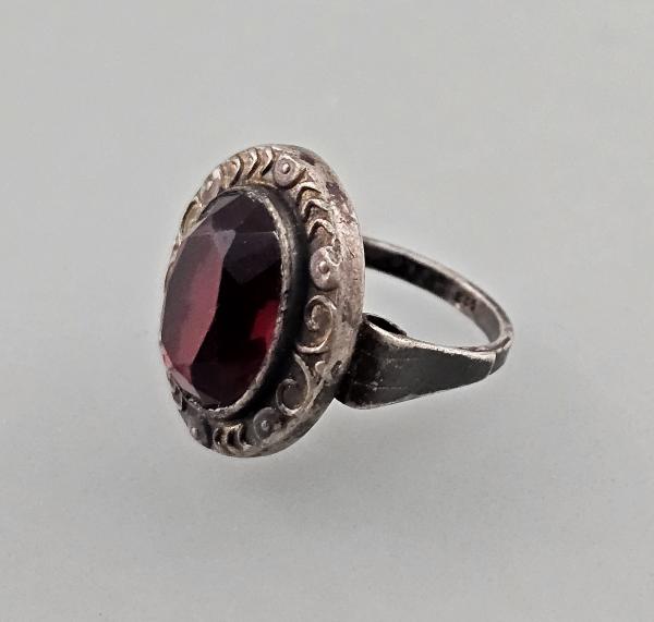 Ring mit rotem Stein