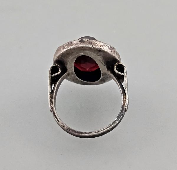 Ring mit rotem Stein