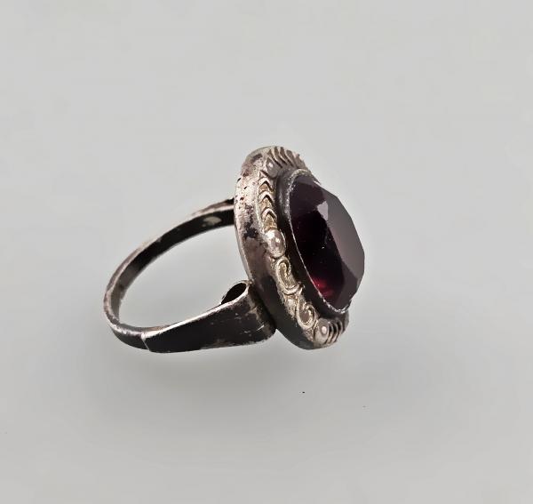 Ring mit rotem Stein