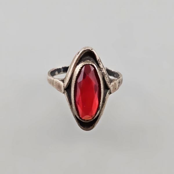 Ring mit rotem Stein