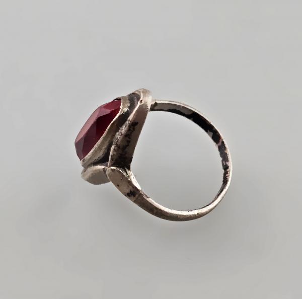 Ring mit rotem Stein