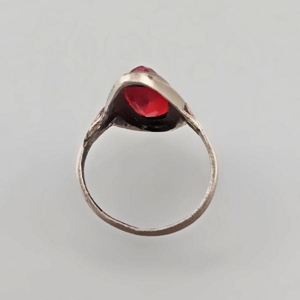 Ring mit rotem Stein