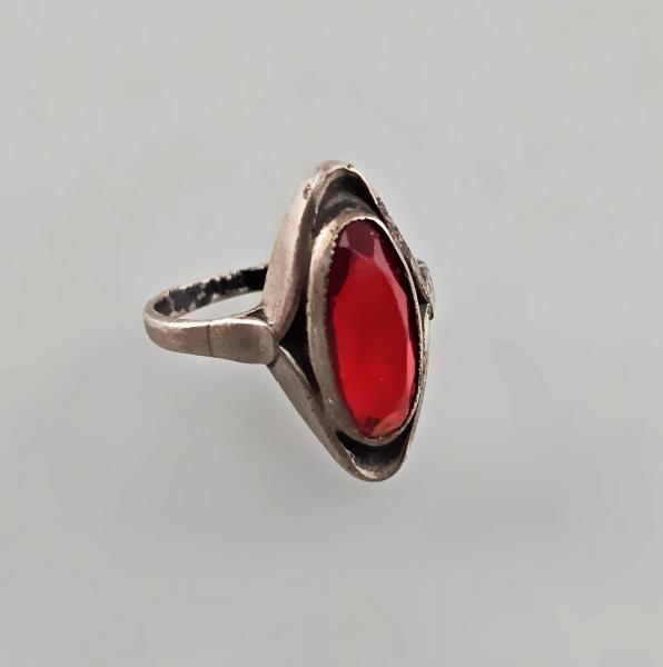 Ring mit rotem Stein