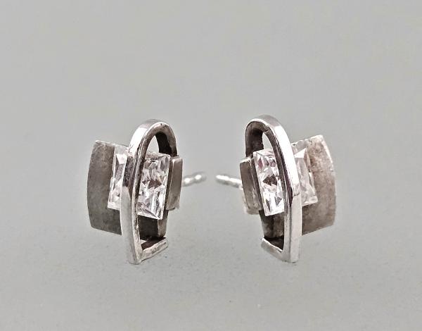Silberne Ohrstecker mit weißen Steinen 1 x 0,8 cm