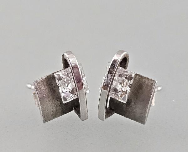 Silberne Ohrstecker mit weißen Steinen 1 x 0,8 cm