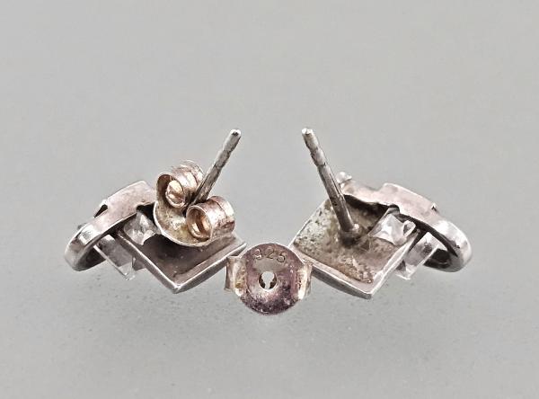 Silberne Ohrstecker mit weißen Steinen 1 x 0,8 cm