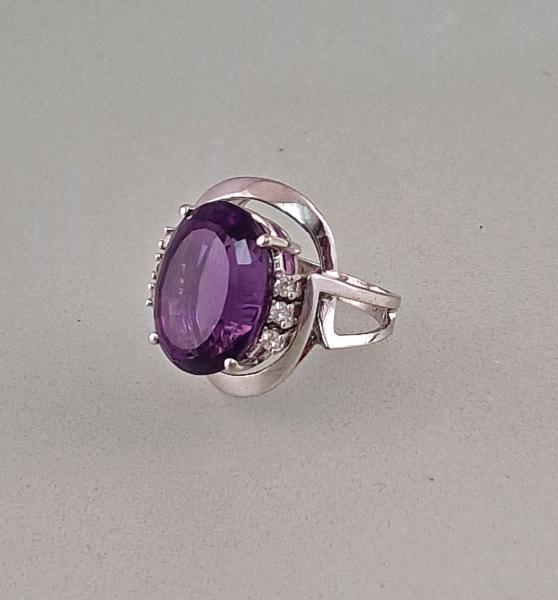 Üppiger Amethyst-Brillant-Ring