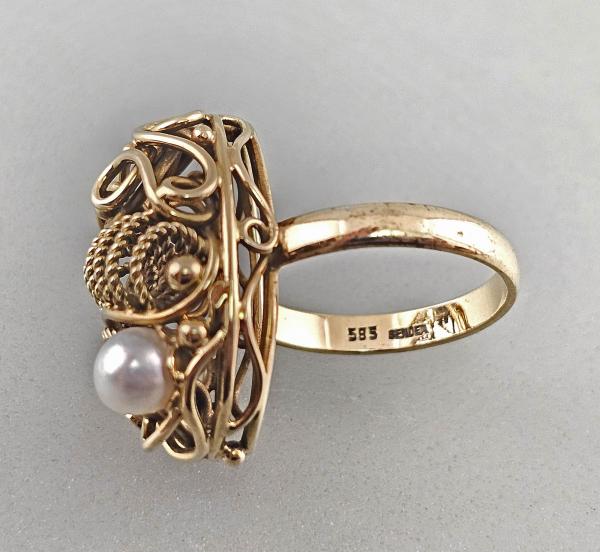 Filigraner Gold-Ring mit Perle