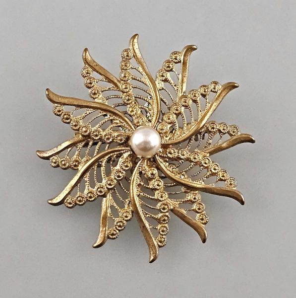 Modeschmuck-Brosche Vintage Filigrane Sternblüte mit Perle vergoldet