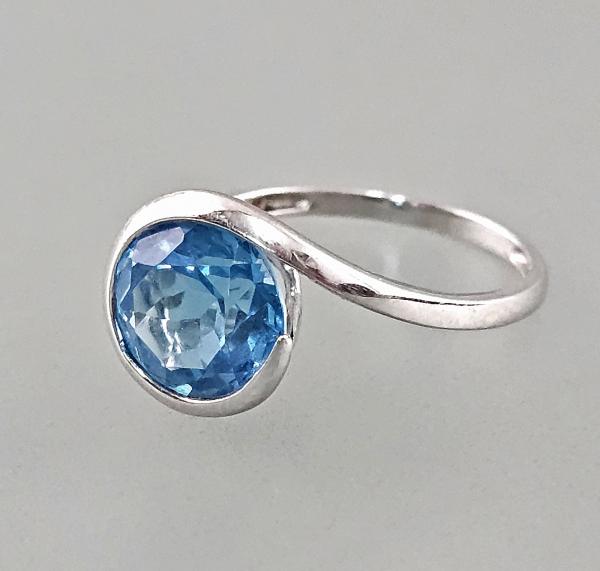 Ring mit blauem Stein