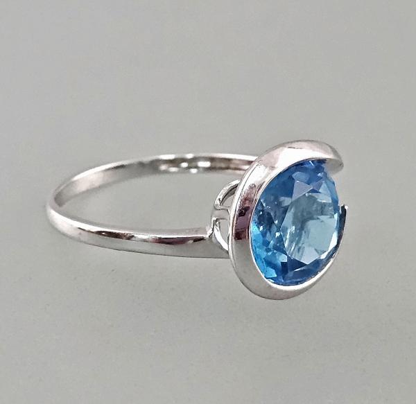 Ring mit blauem Stein