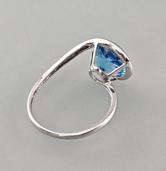 Ring mit blauem Stein
